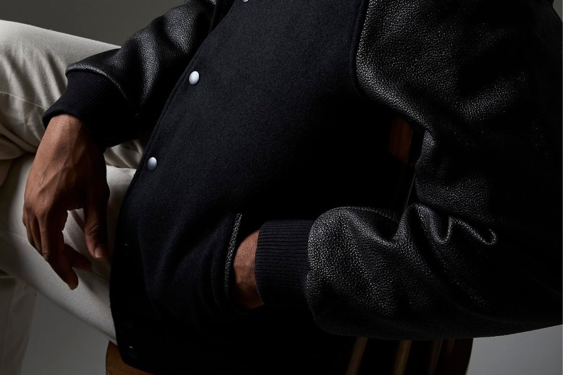 The jacket worn: black melton body, kurozan leather sleeve, white snaps, the edge of the rib.